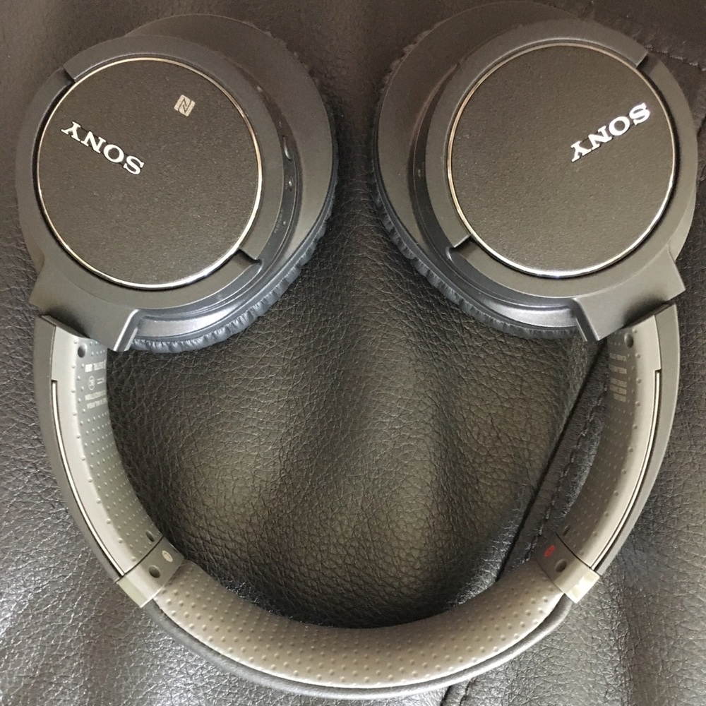 Sony Bluetooth noise canceling headphone